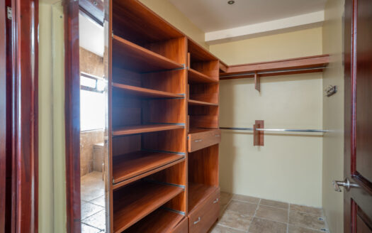 Rebajada!!! Venta de Casa de ensueño en San Isidro de Heredia, construida en Lote de 2600 M2. Cód 45566