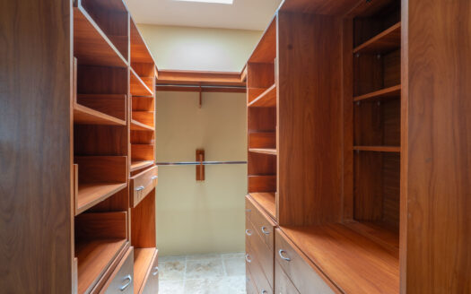 Rebajada!!! Venta de Casa de ensueño en San Isidro de Heredia, construida en Lote de 2600 M2. Cód 45566