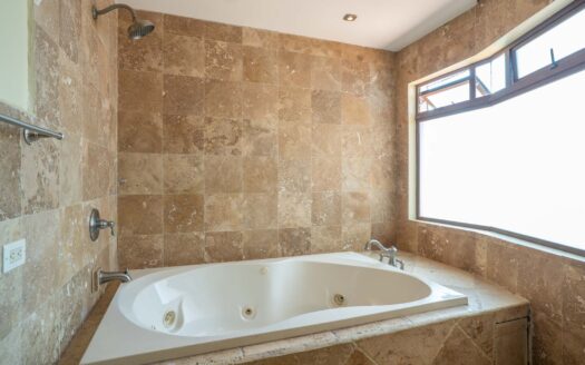 Rebajada!!! Venta de Casa de ensueño en San Isidro de Heredia, construida en Lote de 2600 M2. Cód 45566