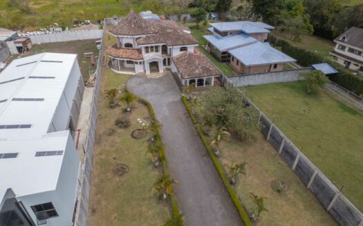 Rebajada!!! Venta de Casa de ensueño en San Isidro de Heredia, construida en Lote de 2600 M2. Cód 45566