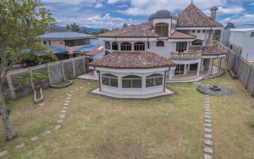 Rebajada!!! Venta de Casa de ensueño en San Isidro de Heredia, construida en Lote de 2600 M2. Cód 45566