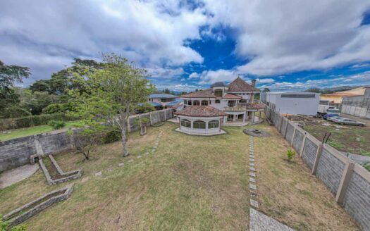 Rebajada!!! Venta de Casa de ensueño en San Isidro de Heredia, construida en Lote de 2600 M2. Cód 45566