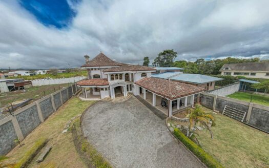 Rebajada!!! Venta de Casa de ensueño en San Isidro de Heredia, construida en Lote de 2600 M2. Cód 45566