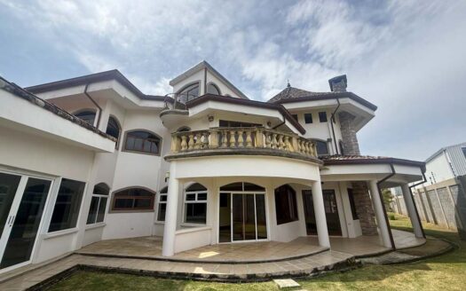 Rebajada!!! Venta de Casa de ensueño en San Isidro de Heredia, construida en Lote de 2600 M2. Cód 45566