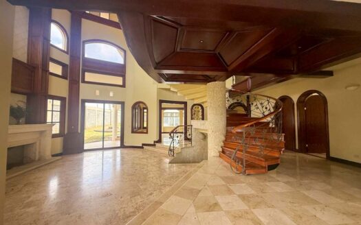 Rebajada!!! Venta de Casa de ensueño en San Isidro de Heredia, construida en Lote de 2600 M2. Cód 45566