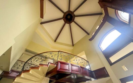 Rebajada!!! Venta de Casa de ensueño en San Isidro de Heredia, construida en Lote de 2600 M2. Cód 45566