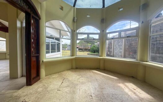 Rebajada!!! Venta de Casa de ensueño en San Isidro de Heredia, construida en Lote de 2600 M2. Cód 45566