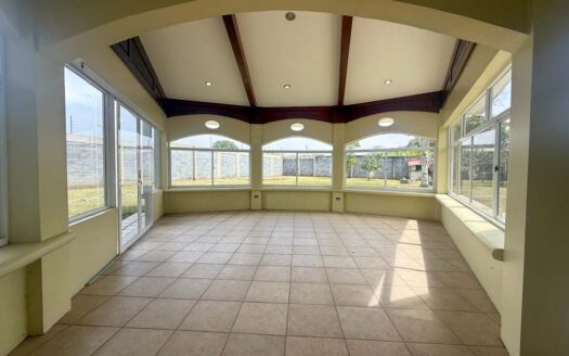 Rebajada!!! Venta de Casa de ensueño en San Isidro de Heredia, construida en Lote de 2600 M2. Cód 45566