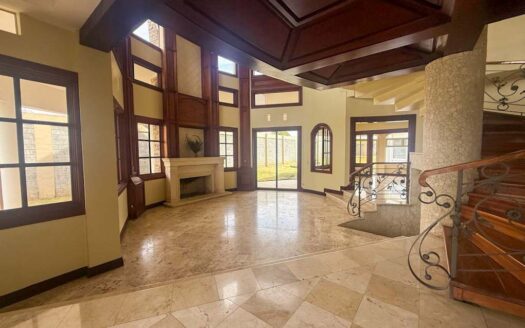 Rebajada!!! Venta de Casa de ensueño en San Isidro de Heredia, construida en Lote de 2600 M2. Cód 45566