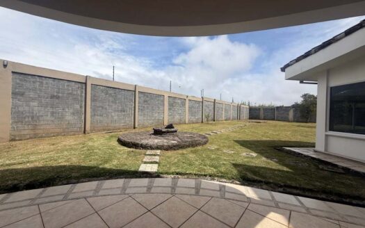 Rebajada!!! Venta de Casa de ensueño en San Isidro de Heredia, construida en Lote de 2600 M2. Cód 45566