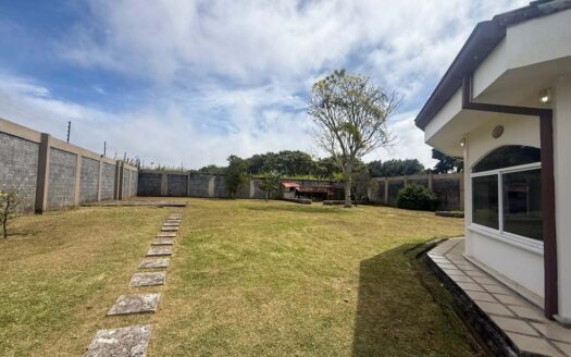 Rebajada!!! Venta de Casa de ensueño en San Isidro de Heredia, construida en Lote de 2600 M2. Cód 45566