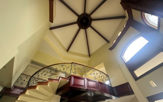 Rebajada!!! Venta de Casa de ensueño en San Isidro de Heredia, construida en Lote de 2600 M2. Cód 45566