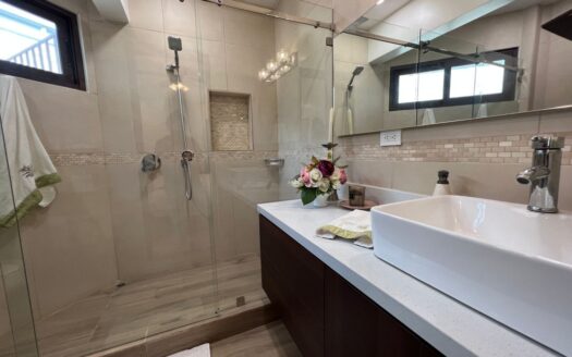 Casa espectacular!! UNA PLANTA, Lote de 1,350m2, amplias área , 4habitaciones, piscina propia! COD 57438