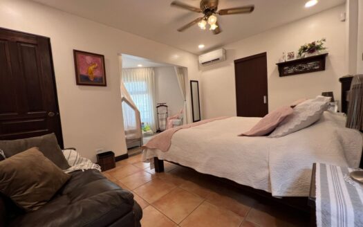 Casa espectacular!! UNA PLANTA, Lote de 1,350m2, amplias área , 4habitaciones, piscina propia! COD 57438