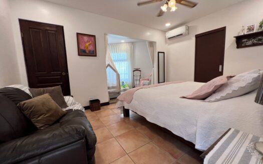 Casa espectacular!! UNA PLANTA, Lote de 1,350m2, amplias área , 4habitaciones, piscina propia! COD 57438