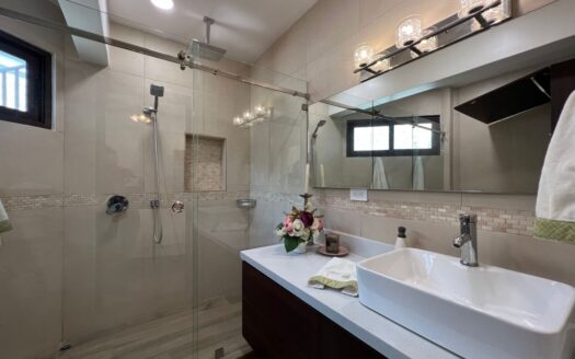 Casa espectacular!! UNA PLANTA, Lote de 1,350m2, amplias área , 4habitaciones, piscina propia! COD 57438