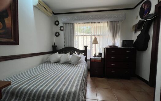 Casa espectacular!! UNA PLANTA, Lote de 1,350m2, amplias área , 4habitaciones, piscina propia! COD 57438