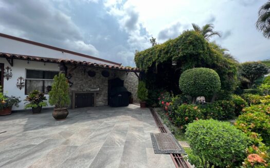 Casa espectacular!! UNA PLANTA, Lote de 1,350m2, amplias área , 4habitaciones, piscina propia! COD 57438