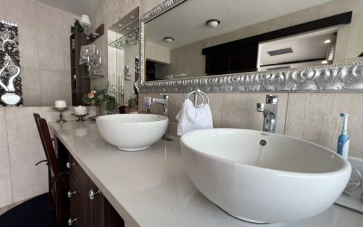 Casa espectacular!! UNA PLANTA, Lote de 1,350m2, amplias área , 4habitaciones, piscina propia! COD 57438