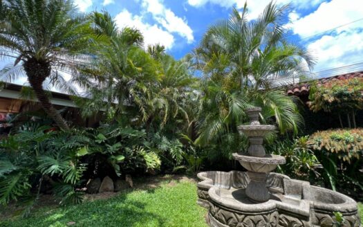 Casa espectacular!! UNA PLANTA, Lote de 1,350m2, amplias área , 4habitaciones, piscina propia! COD 57438