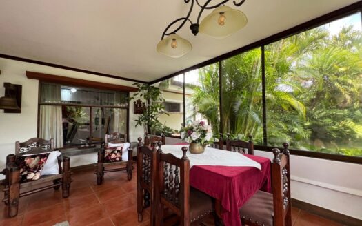 Casa espectacular!! UNA PLANTA, Lote de 1,350m2, amplias área , 4habitaciones, piscina propia! COD 57438