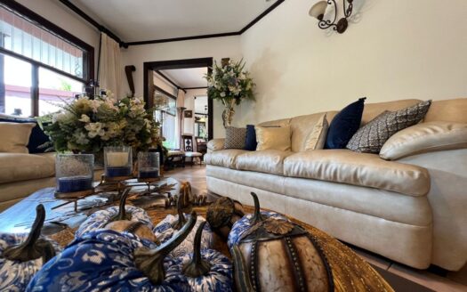 Casa espectacular!! UNA PLANTA, Lote de 1,350m2, amplias área , 4habitaciones, piscina propia! COD 57438