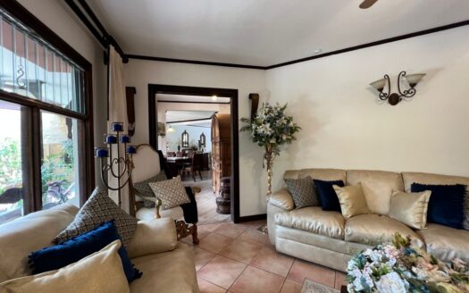 Casa espectacular!! UNA PLANTA, Lote de 1,350m2, amplias área , 4habitaciones, piscina propia! COD 57438