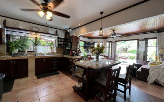 Casa espectacular!! UNA PLANTA, Lote de 1,350m2, amplias área , 4habitaciones, piscina propia! COD 57438