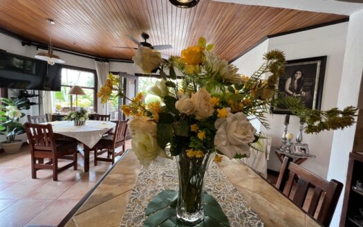 Casa espectacular!! UNA PLANTA, Lote de 1,350m2, amplias área , 4habitaciones, piscina propia! COD 57438