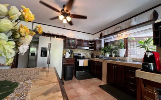 Casa espectacular!! UNA PLANTA, Lote de 1,350m2, amplias área , 4habitaciones, piscina propia! COD 57438