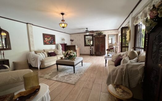 Casa espectacular!! UNA PLANTA, Lote de 1,350m2, amplias área , 4habitaciones, piscina propia! COD 57438