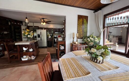 Casa espectacular!! UNA PLANTA, Lote de 1,350m2, amplias área , 4habitaciones, piscina propia! COD 57438