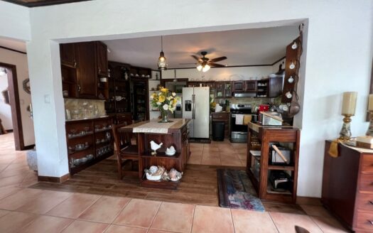 Casa espectacular!! UNA PLANTA, Lote de 1,350m2, amplias área , 4habitaciones, piscina propia! COD 57438