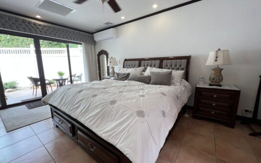 Casa espectacular!! UNA PLANTA, Lote de 1,350m2, amplias área , 4habitaciones, piscina propia! COD 57438