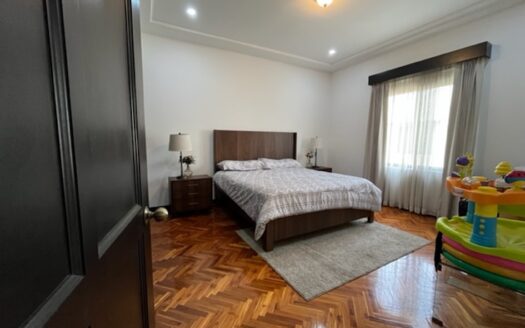 Preciosa casa con amplios espacios y finos acabados en Trejos Montealegre Cod 61857