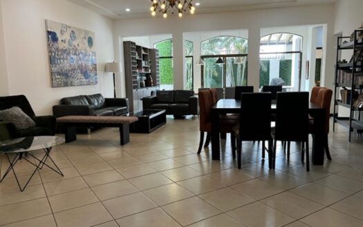 Preciosa casa con amplios espacios y finos acabados en Trejos Montealegre Cod 61857