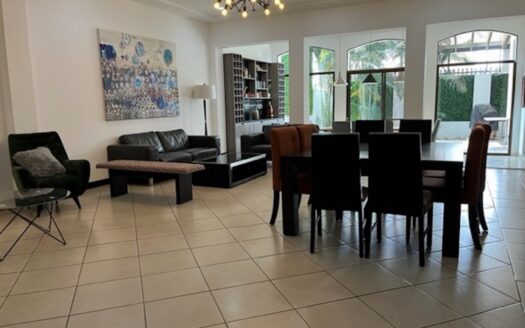 Preciosa casa con amplios espacios y finos acabados en Trejos Montealegre Cod 61857