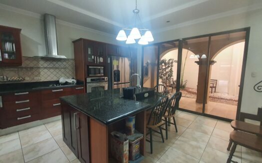 Amplia y espectacular casa en Pinares de Curridabat con 600 m2 de construcción #62115