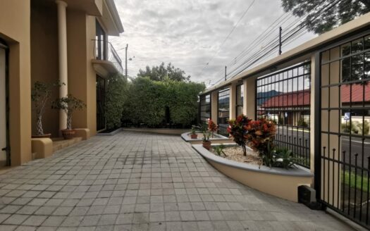 Amplia y espectacular casa en Pinares de Curridabat con 600 m2 de construcción #62115