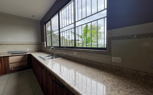 REMATE! Casa de Campo a 15 minutos de la ciudad, en Ciudad Colón, vistas ESPECTACULARES 4 dormitorios,! Precio de lista ₡179,700,000 Precio Mínimo ₡ 132,079,500 COD#67066