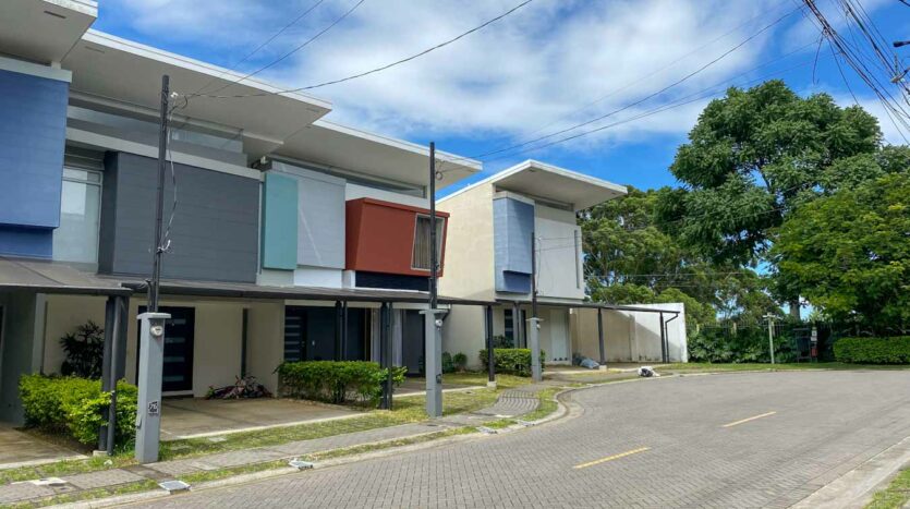 Venta de Casa en Condominios en Santiago de San Rafael de Heredia- Entrada