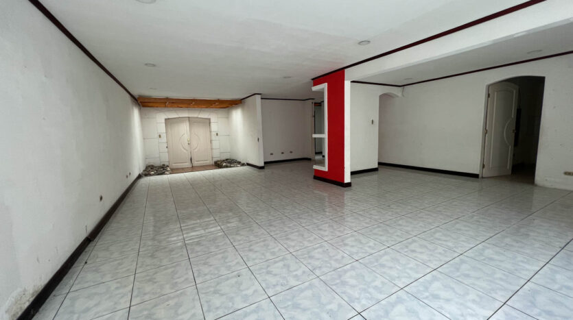 Casa de 3 Niveles Ubicada en Moravia- Sala