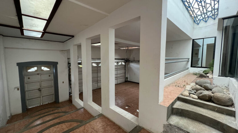 Casa de 3 Niveles Ubicada en Moravia- Estacionamiento