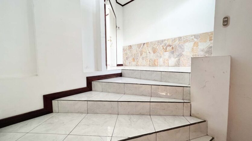 Casa de 3 Niveles Ubicada en Moravia- Escaleras