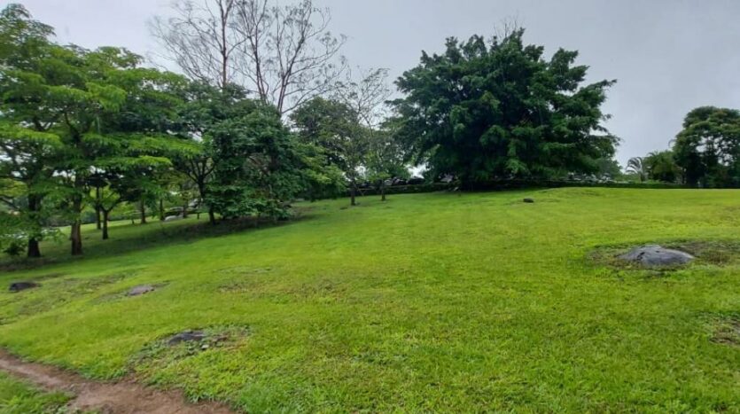 Lote de 3.663 m2 apto para construir en Condominio Los Manzanos, La Guácima.-Lateral