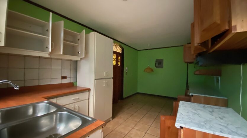 Casa en pequeño condominio en Guayabos de Curridabat-Cocina