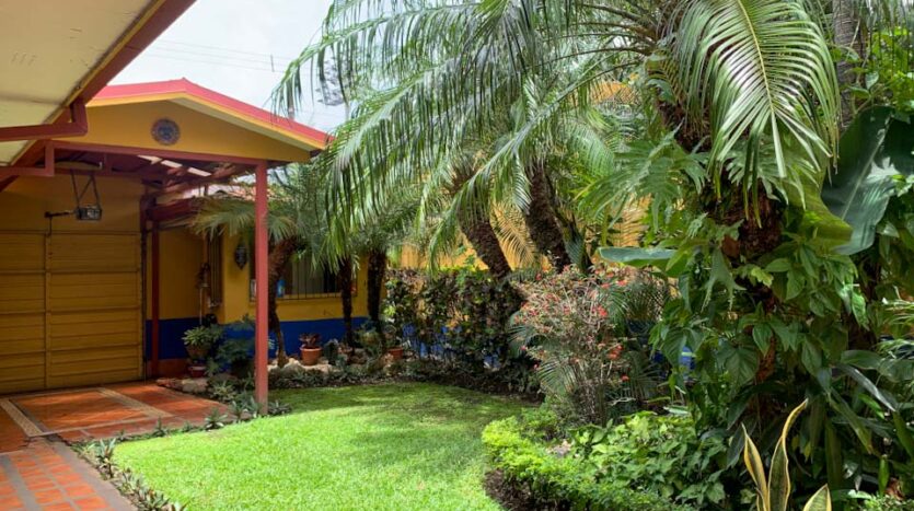 Casa esquinera con lote adjunto en venta en Pavas-Patio