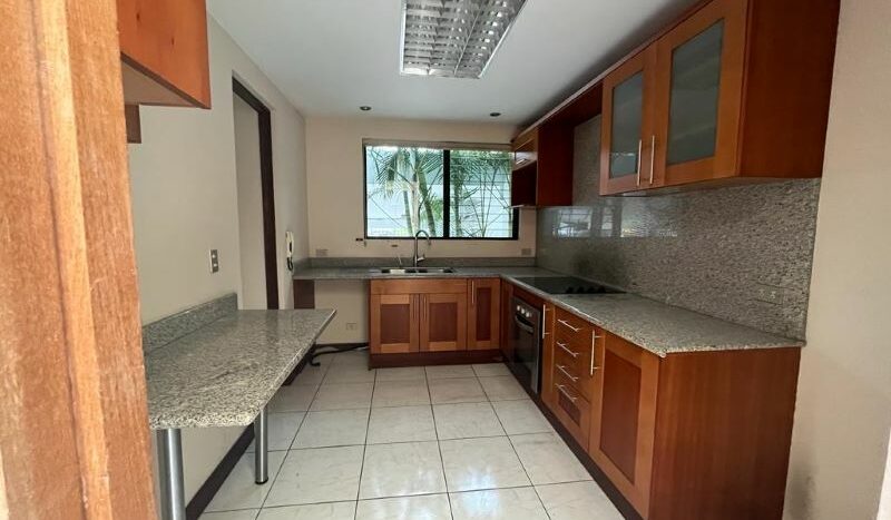 Casa en seguro residencial Privado en Escazú-Cocina