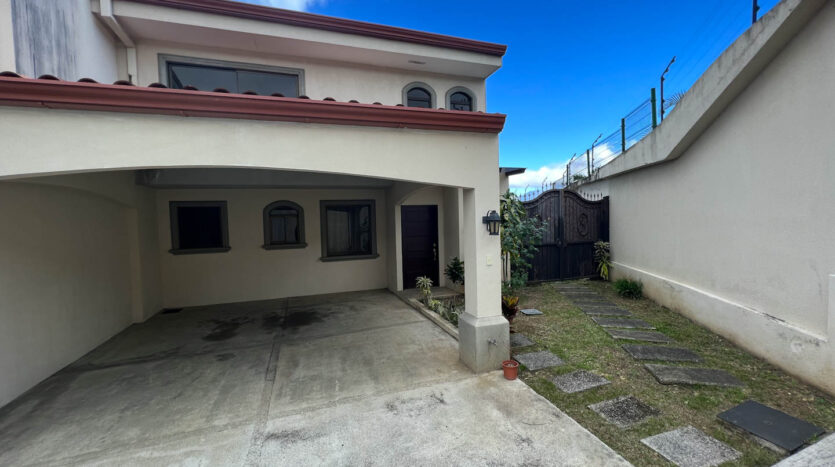 Casa en Condominio, Con Espacios Abiertos y Amplio Patio Verde, San Vicente de Moravia-Estacionamiento