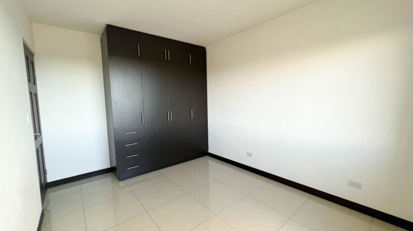 Casa en Condominio, Con Espacios Abiertos y Amplio Patio Verde, San Vicente de Moravia-Habitación